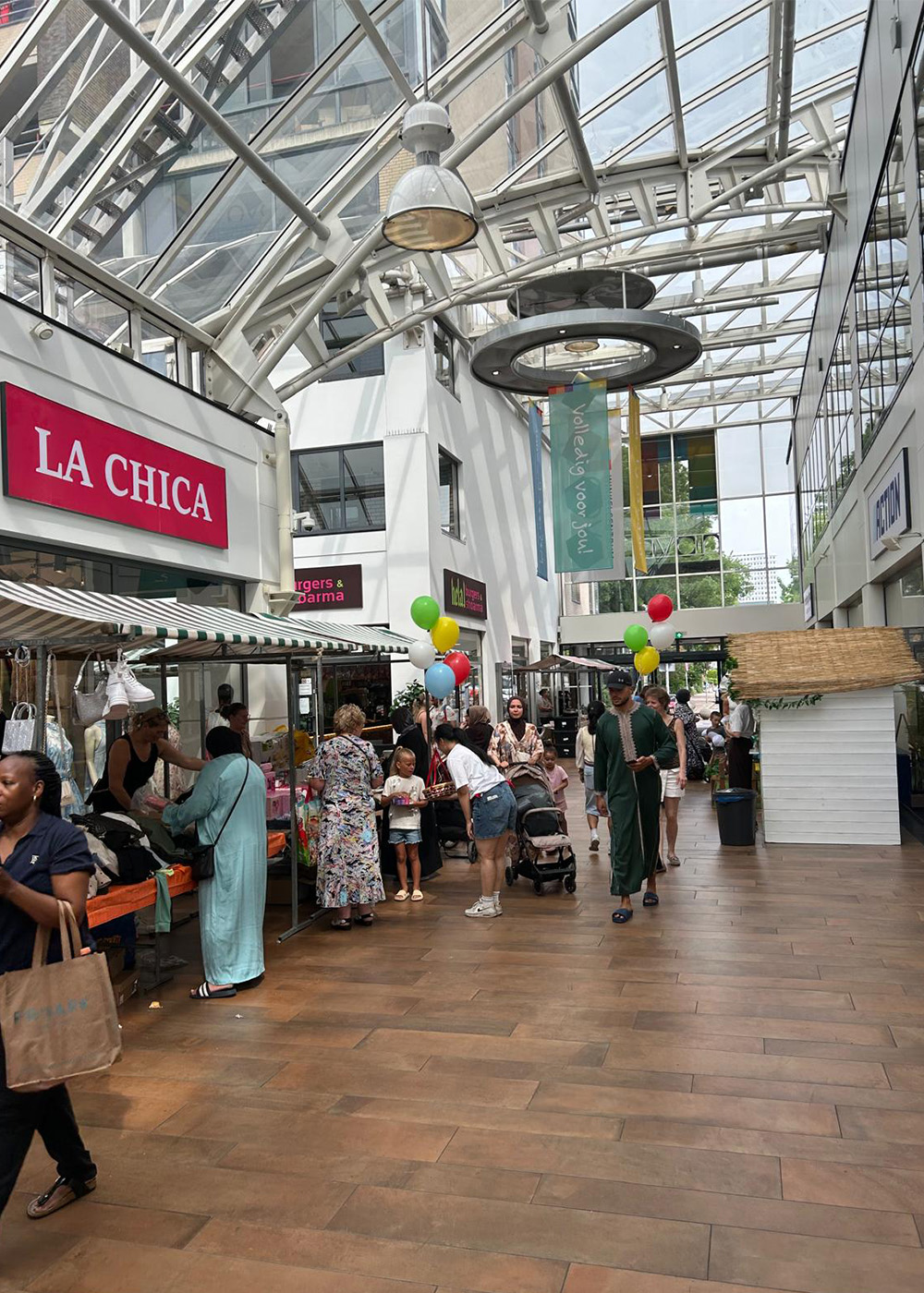 Winkelcentrum met bezoekers